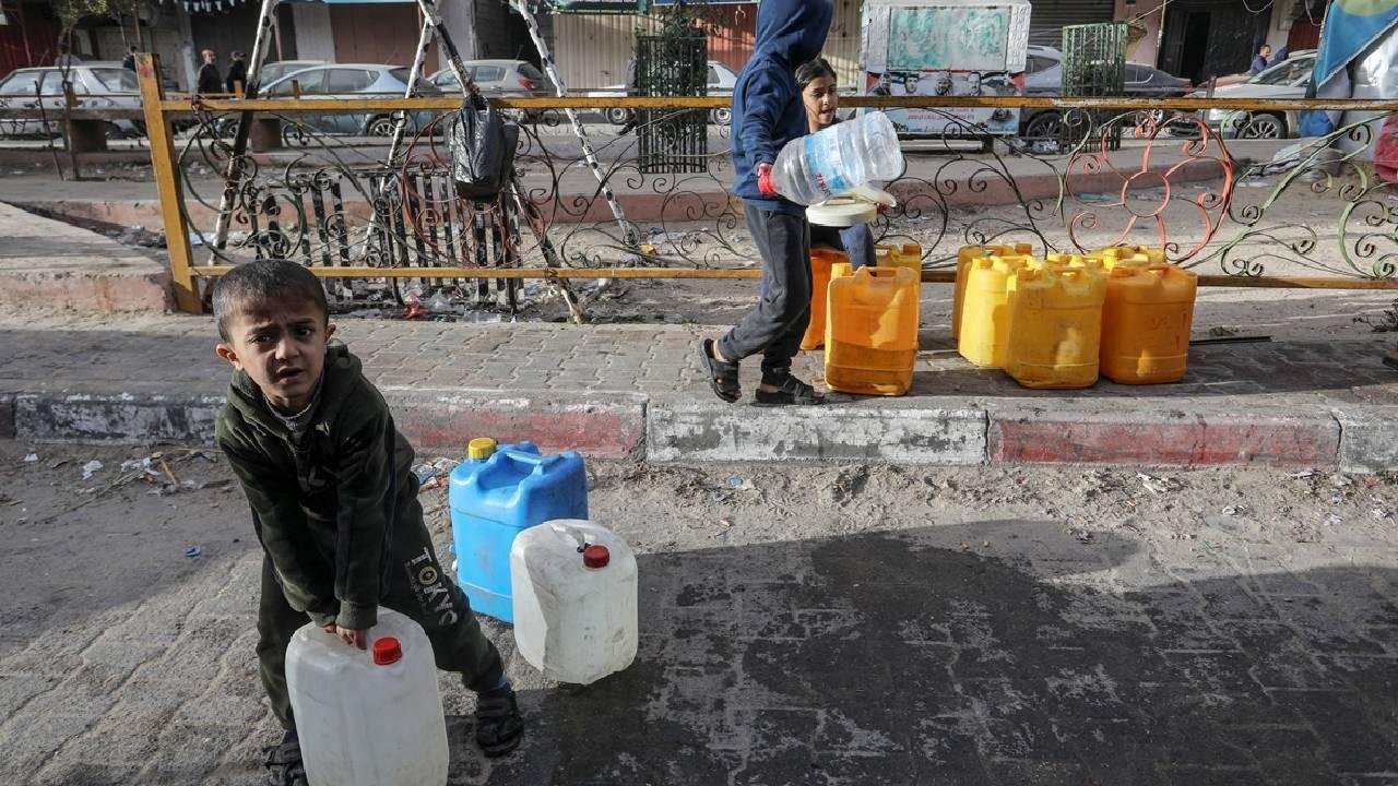 Gazze'deki İsrail Saldırıları: Su Kuyuları ve Arıtma Tesisleri Yok Edildi, Su Miktarı Azaldı