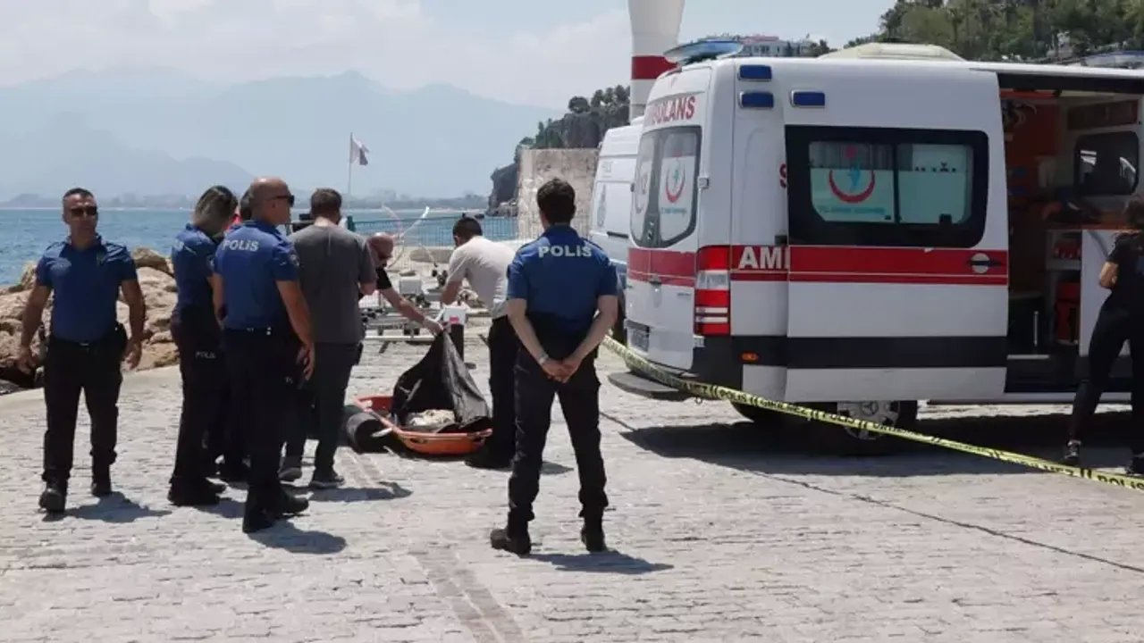Antalya'da Denizde Başsız Ceset Bulundu