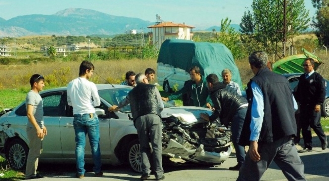 Manavgat'ta Trafik Kazası: 2 Yaralı