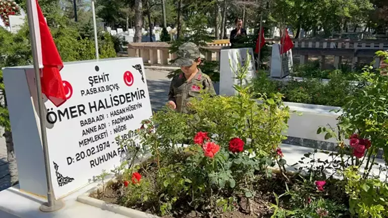 Komutan Zekai Aksakallı, Şehit Ömer Halisdemir'in Mezarını Ziyaret Etti