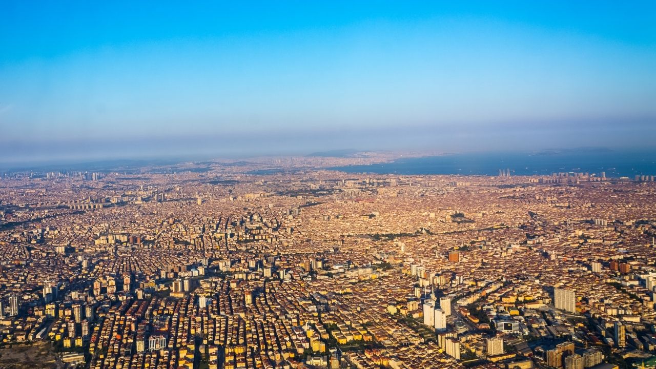 İstanbul’da 6 Katlı Binada Balkon Çöktü