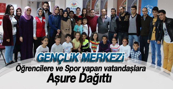 Spor Yapan Vatandaşa, Öğrencilere Aşure İkram Etti