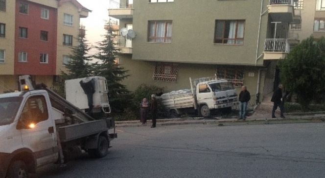 Dikmen'de Kamyonet Caddeyi Savaş Alanına Çevirdi