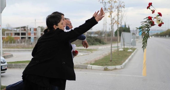 Liseli kızlarının kazada öldüğü yere karanfil bıraktılar