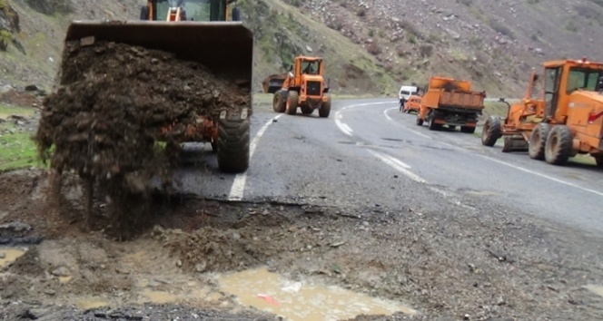 Hakkari-Çukurca karayolu aylar sonra ulaşıma açıldı