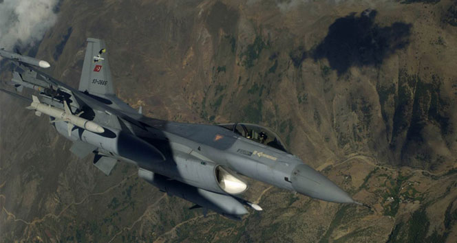 12 F-16 ile Suriye sınırında devriye uçuşu