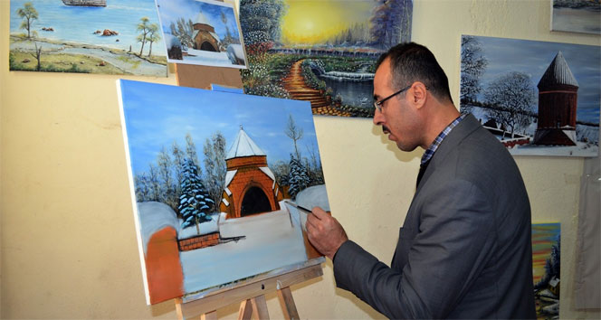 Gündüzleri imam, akşamları ressam