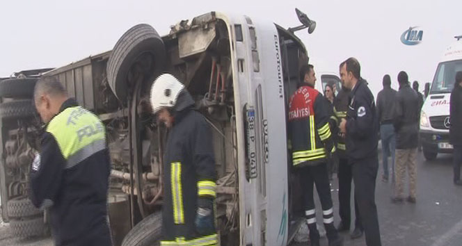 Kayseri'de servis minibüsü devrildi: 25 yaralı