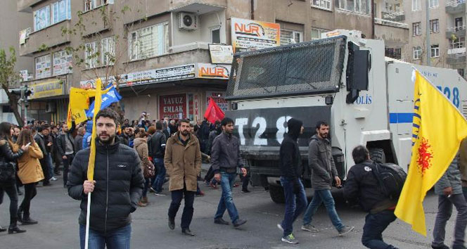 Sur’a yürümek isteyen grup, barikat kurarak, polise saldırdı