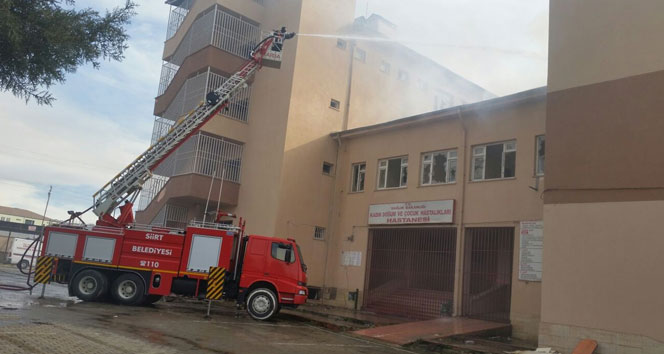 Eski hastane binası bir kez daha ateşe verildi