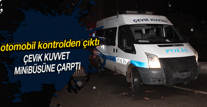 Otomobil Polis Minibüsüne Çarptı: 1 Yaralı