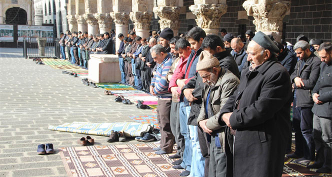 Sur’da patlama sesleri arasında cuma namazı