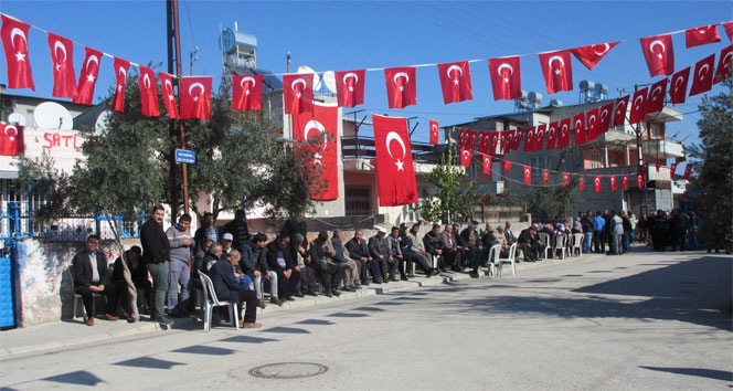 Şehit polisin evi bayraklarla donatıldı