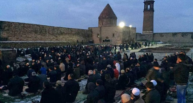 Tarihi kalede 'kurtuluş namazı'