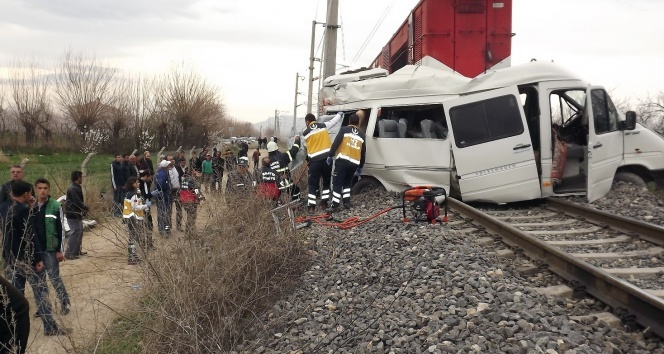 Tren, öğrenci servisine çarptı: 1 ölü, 16 yaralı