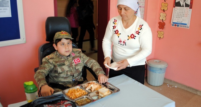 Engelli oğlu okusun diye bahçede nöbet tutuyor