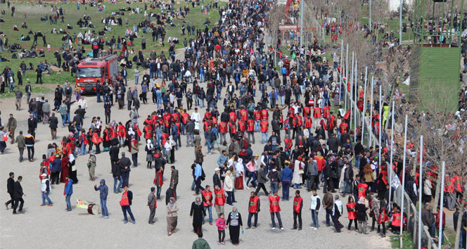 Diyarbakır'da Nevruz ateşi yakıldı