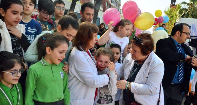 Doğum gününde emekli olan öğretmene hüzünlü veda