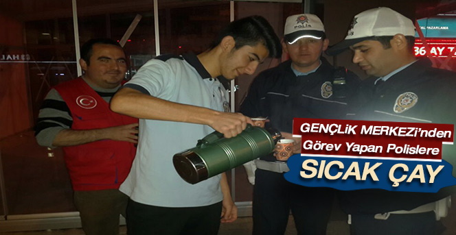 Gençlik Merkezi’nin Çay İkramı Polislerin İçini Isıttı