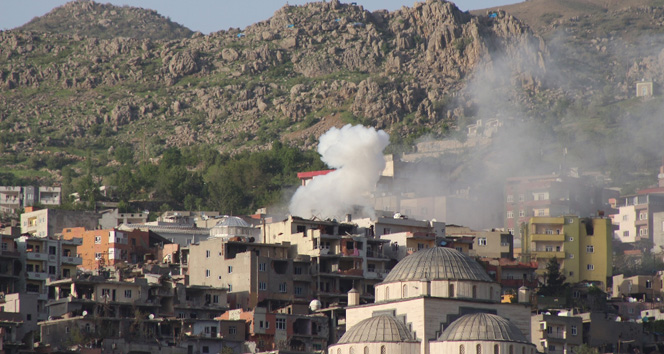 Bomba tuzaklı binalar ağır silahlarla vuruluyor