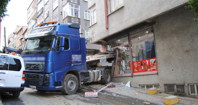 İstanbul’da freni boşalan TIR binaya girdi