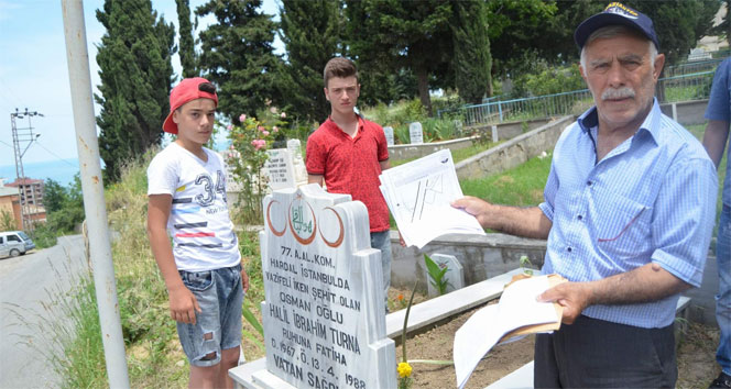 Şehit oğlunun mezarından yol geçmesini istemiyor