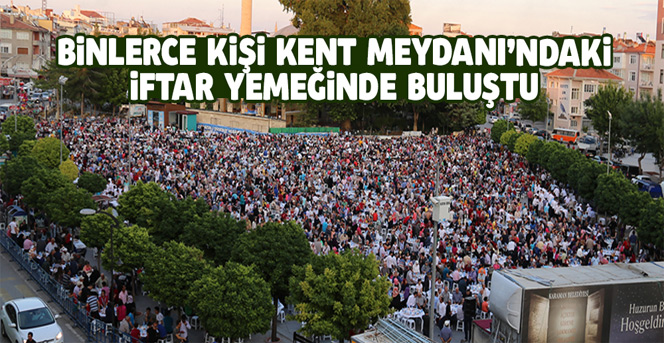 Binlerce Kişi Kent Meydanında Ki İftar Yemeğinde Buluştu