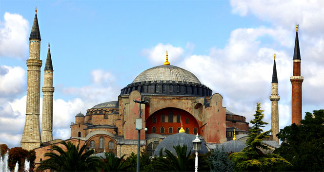 85 yıl aradan sonra Ayasofya’nın duvarlarında ezan sesi yankılandı