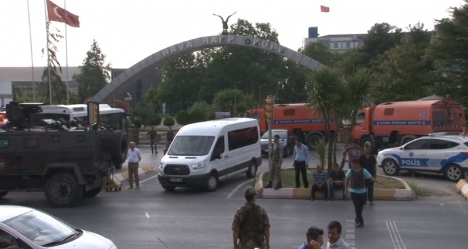 Yeşilköy'deki Hava Harp Okulu'na düzenlenen operasyonda biri albay 4 asker gözaltında