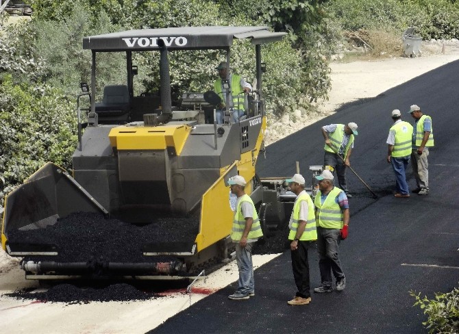 Erdemli’de Çeşmeli-sarıyer Yolu Asfaltlanıyor