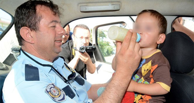 Babacan polis, ağlayan çocuğu biberonla susturdu