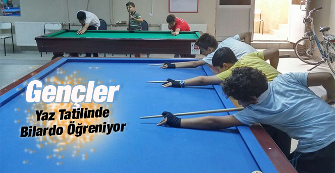 Öğrenciler Yaz Tatilini Bilardo Oynayarak Değerlendiriyor