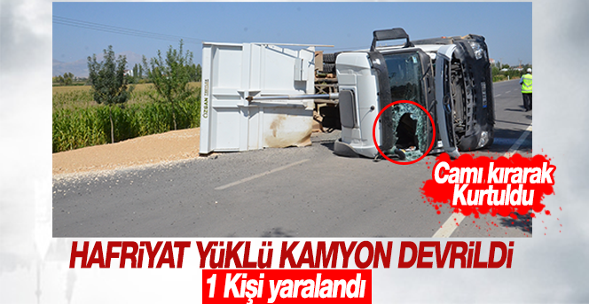 Karaman’da devrilen kum yüklü kamyon yolu ulaşıma kapattı