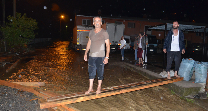 Köprüyü sel aldı, yaklaşık 40 hane mahsur kaldı