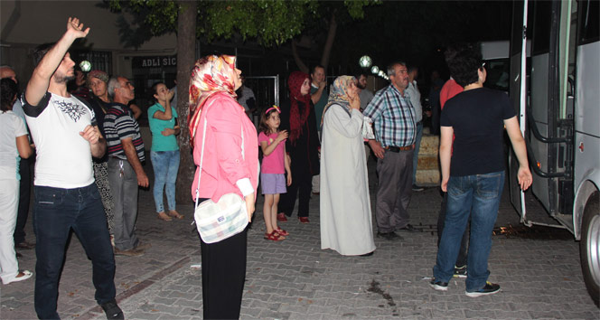 FETÖ'den tutuklanan polisleri bu sloganlarla uğurladılar