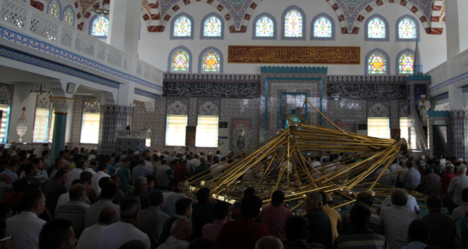 Cami cemaatinin üstüne avize düştü: 10 yaralı