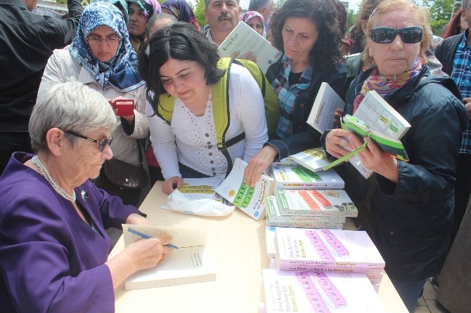 Prof. Dr. Canan Karatay Beyşehir’de Kitaplarını İmzaladı