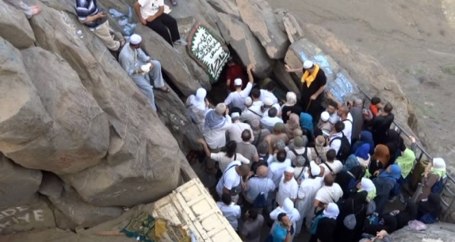 Hacı adayları Hira Mağarası’nı ziyaret ediyor