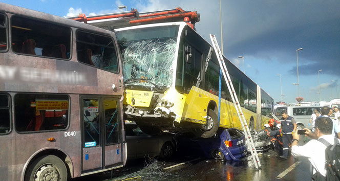 Kontrolden çıkan metrobüs araçların üzerine uçtu