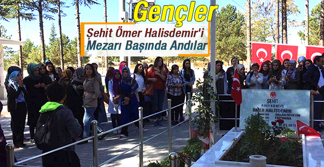 Gençlik Merkezi Şehit Ömer Halisdemir'i Kabri Başında Dualarla Andı