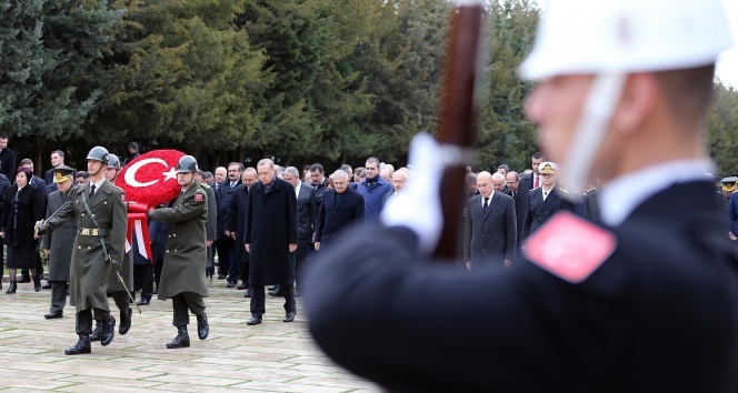 Türk Milleti Ata'sını anıyor