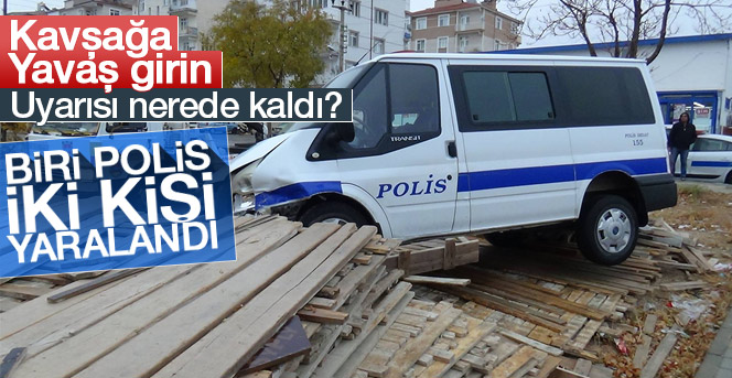 Polis aracı kavşakta kaza yaptı.