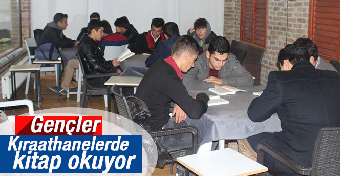 Gençler Kıraathanelerde Buluşup Kitap Okuyor