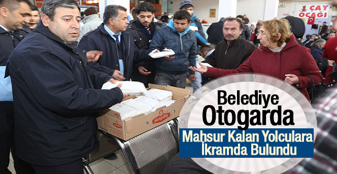 Belediye Otogarda Mahsur Kalan Yolculara İkramda Bulundu