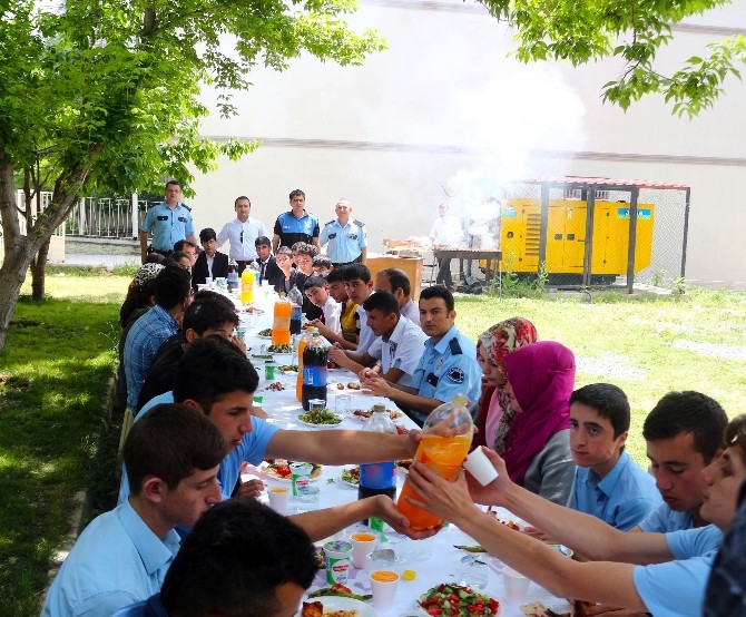 Yunak’ta Polislerle Öğrenciler Etkinlikle Bir Araya Geldi