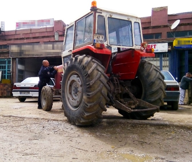 Sürücü Traktörün Farını Sökerken Düşüp Yaralandı